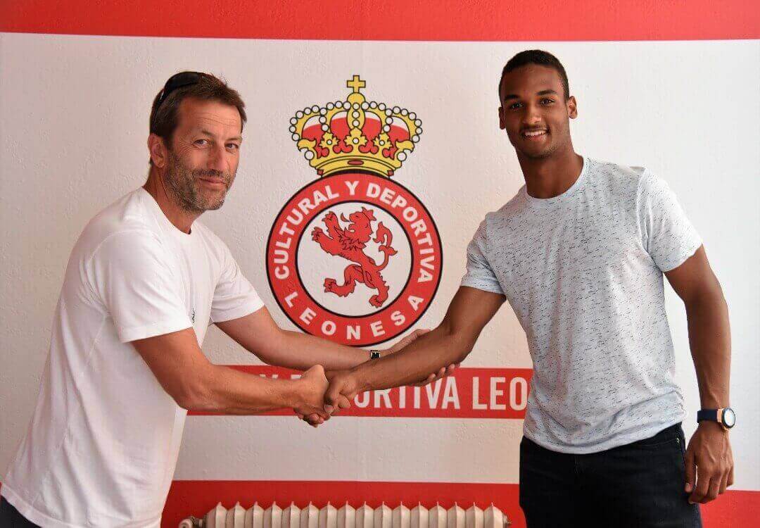 Sébastien Lauture during his official presentation at the Cultural Leonesa.