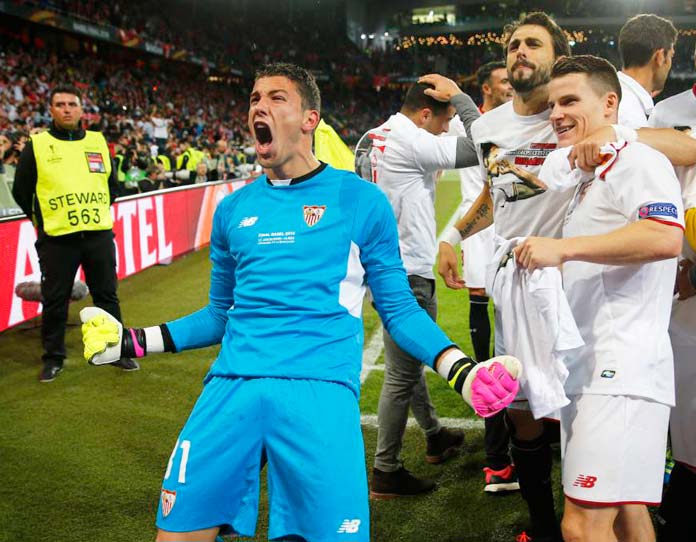 David Soria celebra el triunfo en la Europa League tras la final.