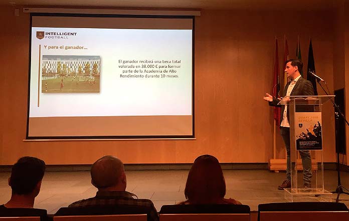 El coordinador Eduardo Alarcón habla durante la presentación del Draft en el Centro Cultural La Almona de Sevilla.