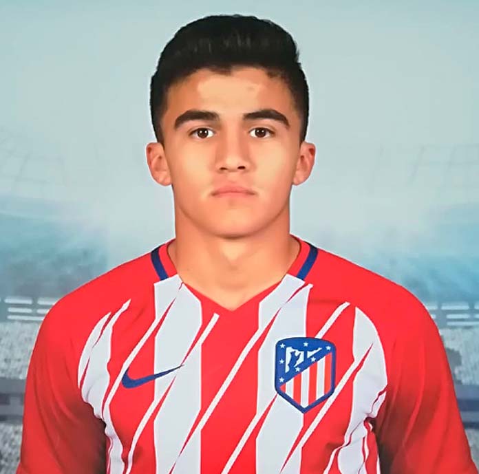 Ádrián Cova posa con la elástica del Atlético Madrid.