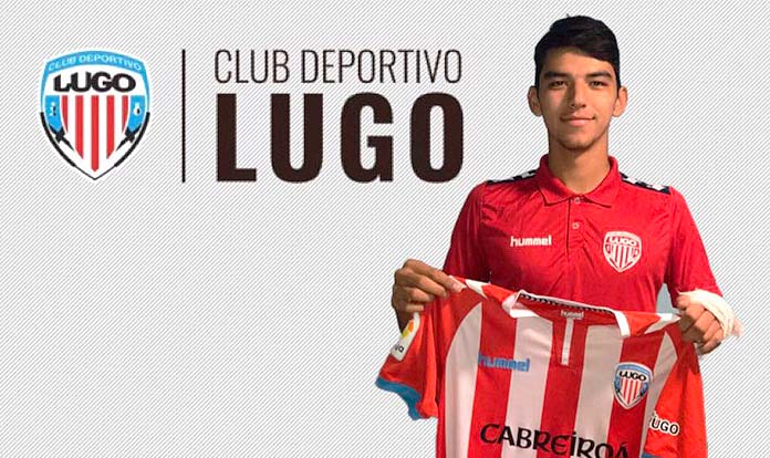 Oraz Atayev posa con la camiseta del CD Lugo tras fichar por el equipo gallego.