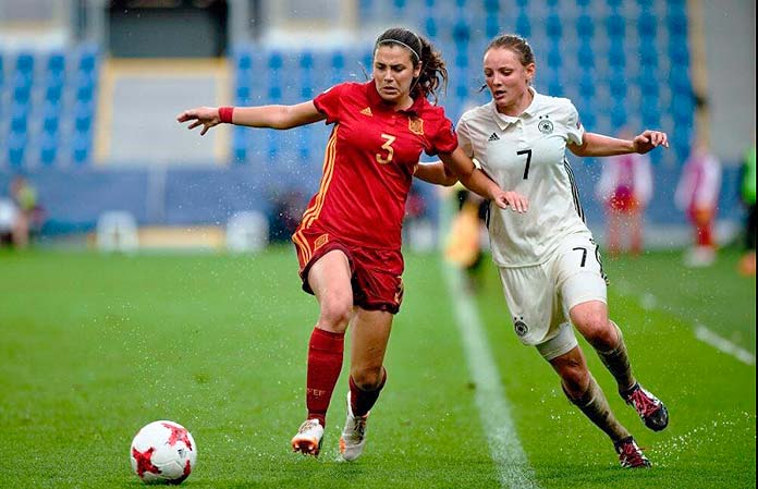 Berta Pujadas (left) in a game of the Spanish National Team.
