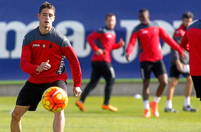 Adrián Dalmau durante un entrenamiento con el RCD Espanyol.