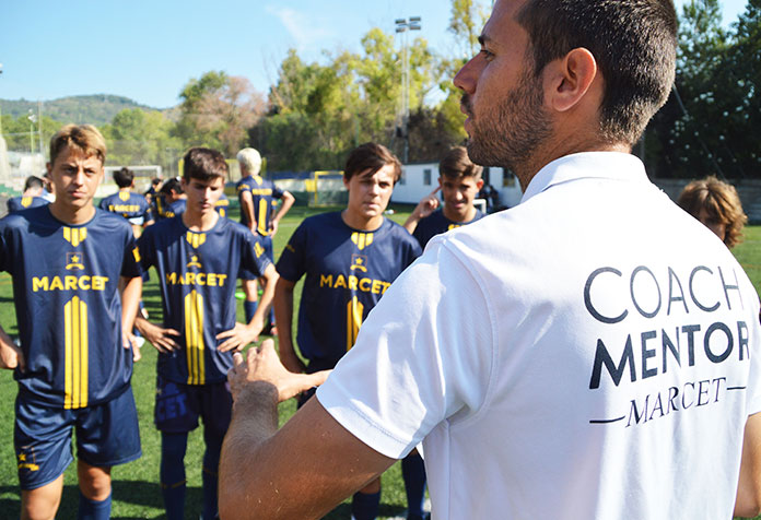 Felipe Ragel, entrenador del Cadete A Marcet, da una charla a los alumnos de la Academia de Alto Rendimiento.