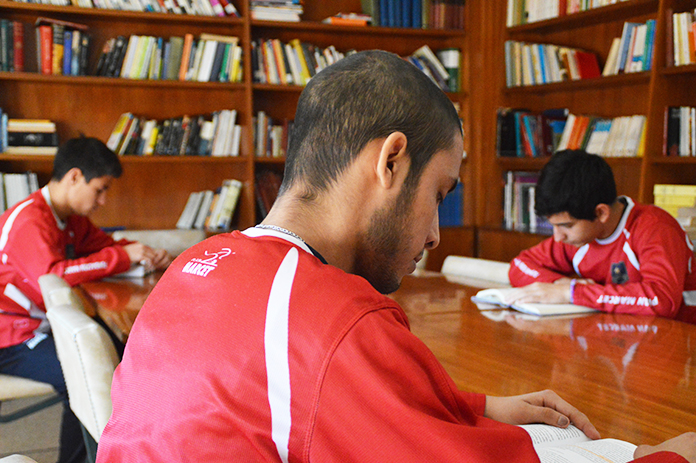 Alumnos de la Academia de Alto Rendimiento estudian en la biblioteca.