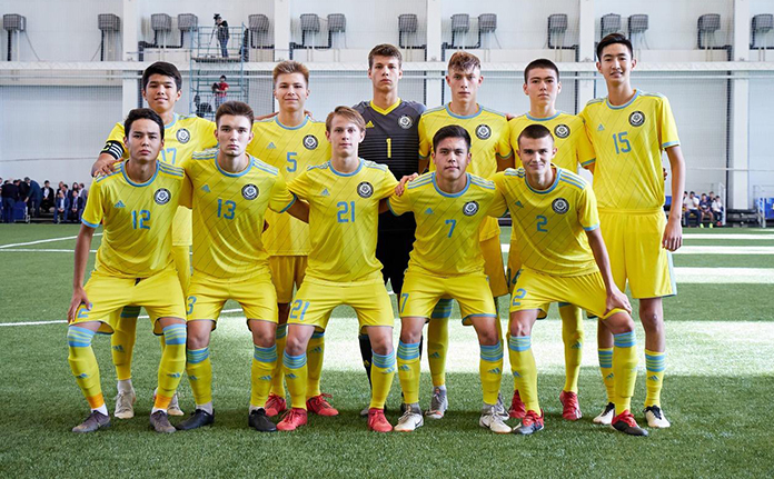 Danil Ankudinov posas con sus compañeros de la Selección Sub-17 de Kazajistán.