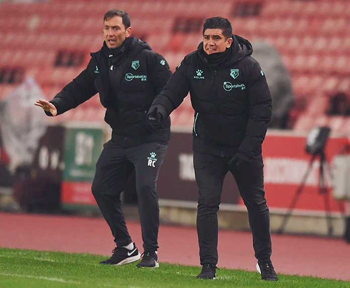 Roberto Cuesta (izda.) durante un partido del Watford.